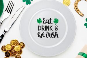 St. Patrick's day holiday charger plate decor featured image craft project www.emjaybeedesign.com